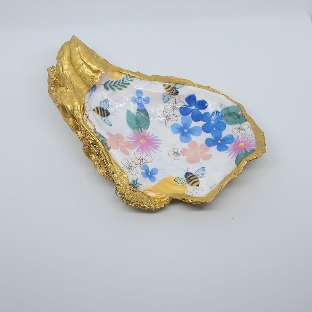 Flower / bee oystershell ring holder/ trinket tray